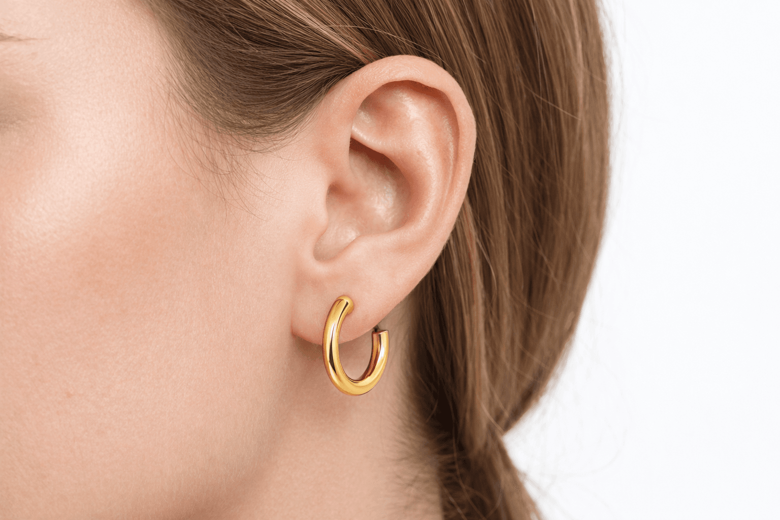 Brinco Aurora Mini Hoop em uso.