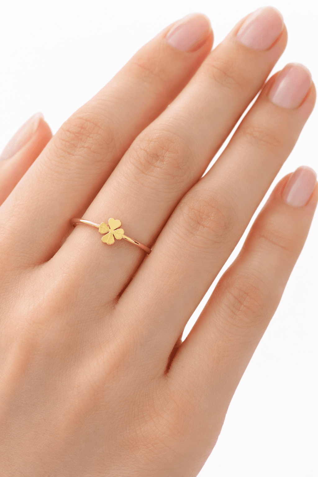 Anel Belle Trevo em uso.