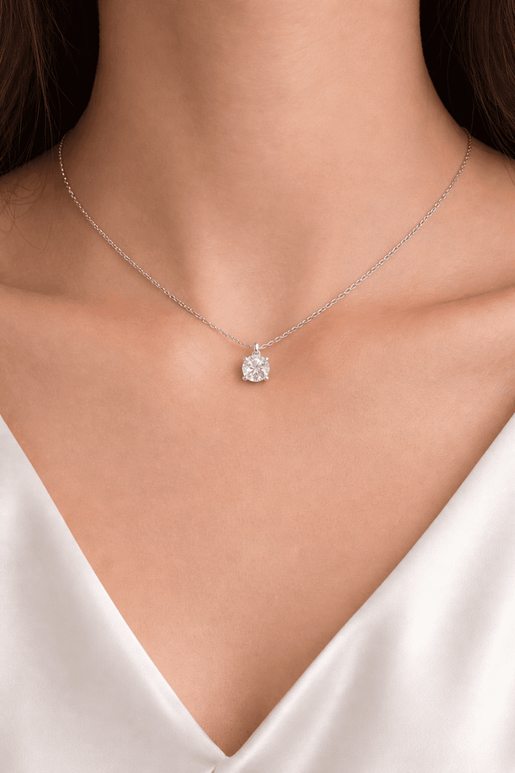 Colar Celeste Ponto de Luz em uso.