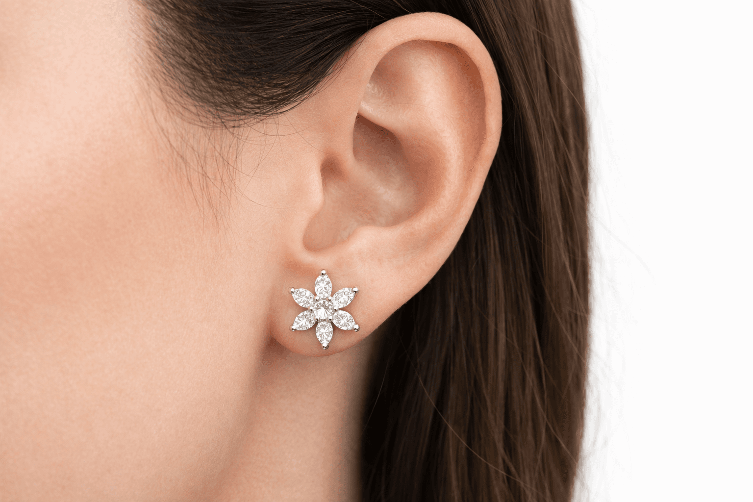 Brinco Fleur Zircônia em uso.