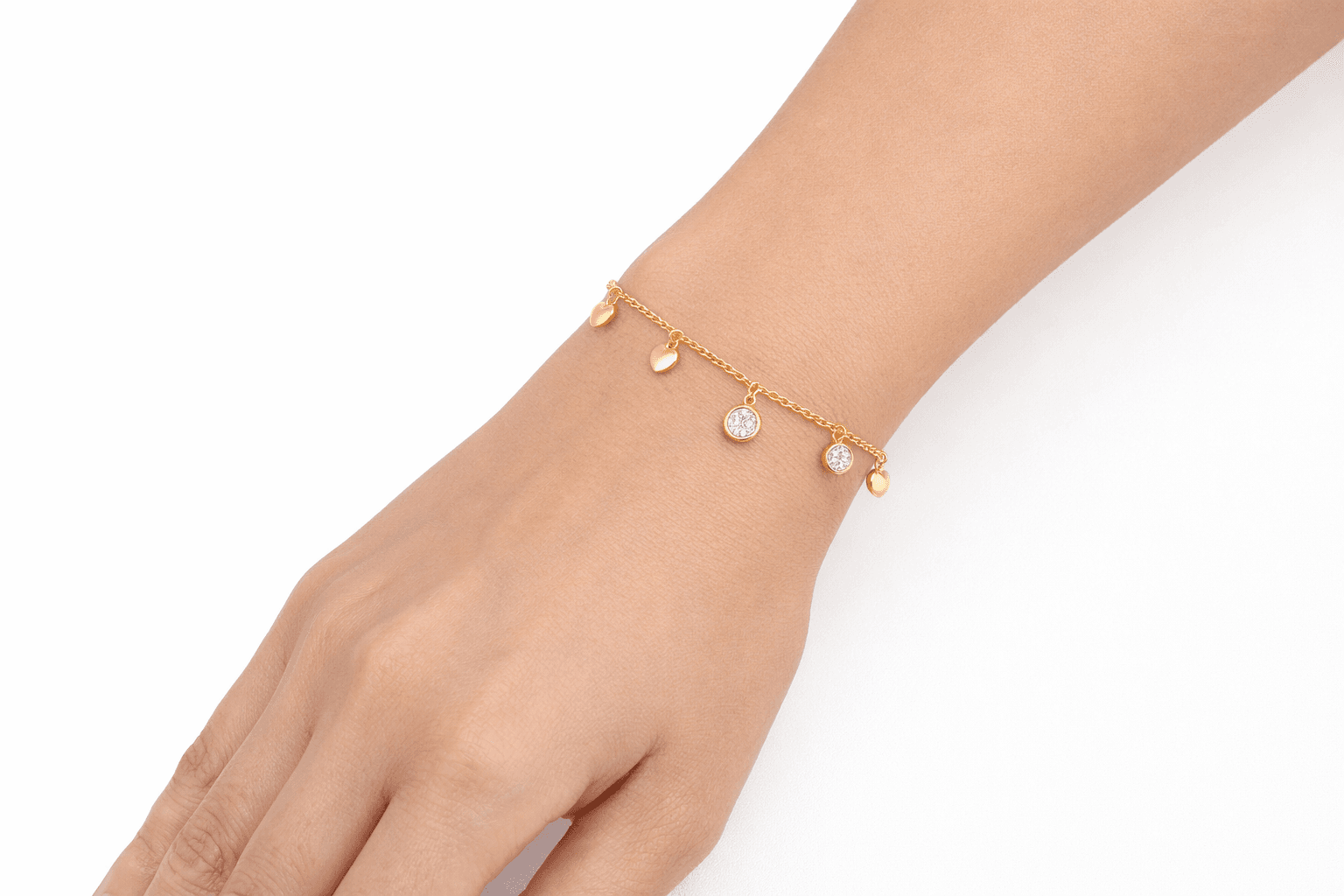 Pulseira Lumi Charms sendo usado