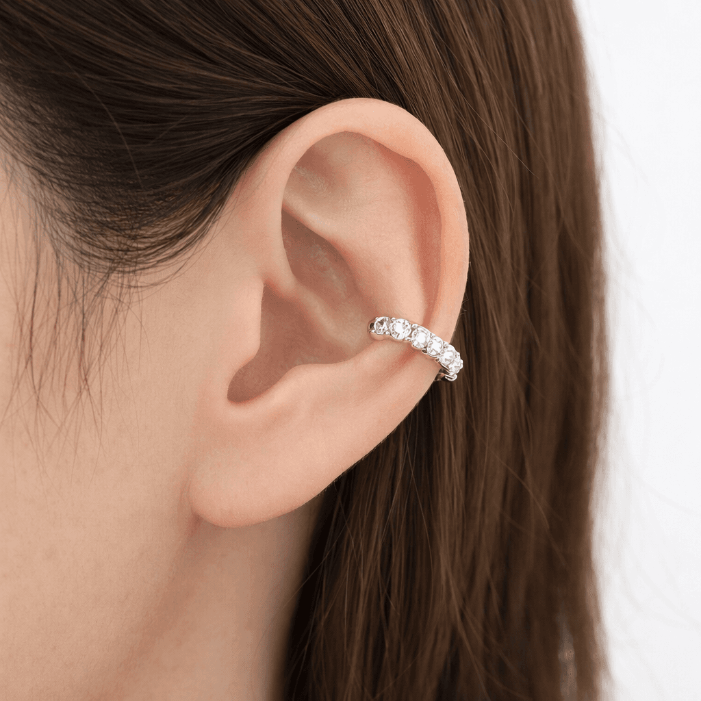 Brinco Stella Ear Cuff em uso.